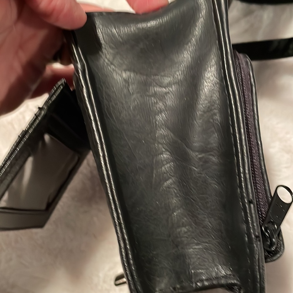 Black vegan leather cross body bag - Picture 13 of 16